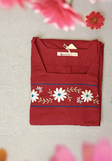 SWANLAKE | Váy Đầm Nữ Midi Suông Cổ Vuông Vải Linen Tay Ngắn Thêu Hoa Có Túi Công Sở D13079LW01