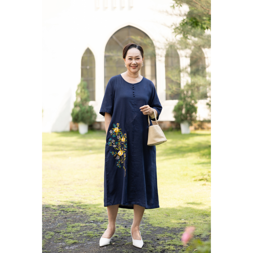 SWANLAKE | Váy Đầm Trung Niên Suông Qua Gối Che Bụng Thêu Bông Vải Linen Nhiều Màu Tặng Mẹ - D10447LW01