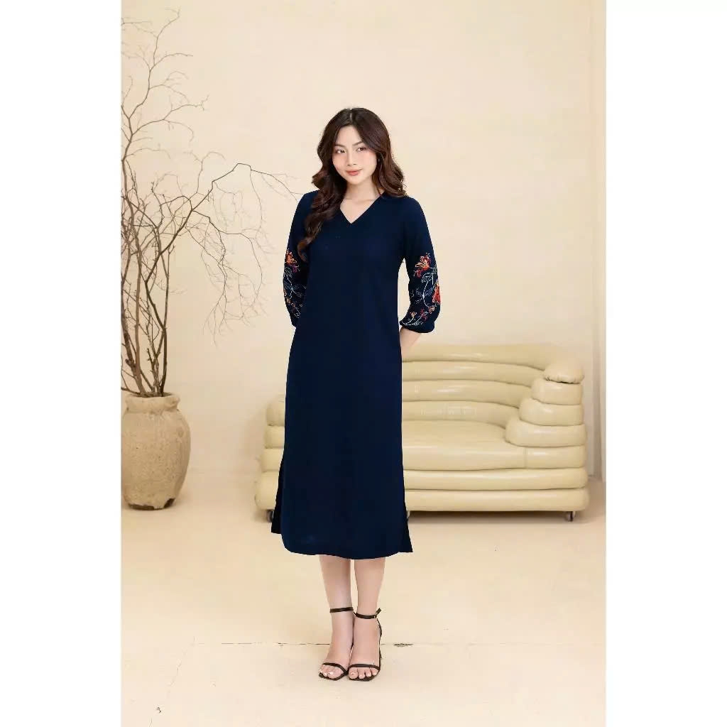 SWANLAKE | Váy Đầm Nữ Midi Suông Xẻ Tà Cổ V Tay Lỡ Thêu Hoa Nổi Vải Linen Công Sở Tiệc Có Túi D12131