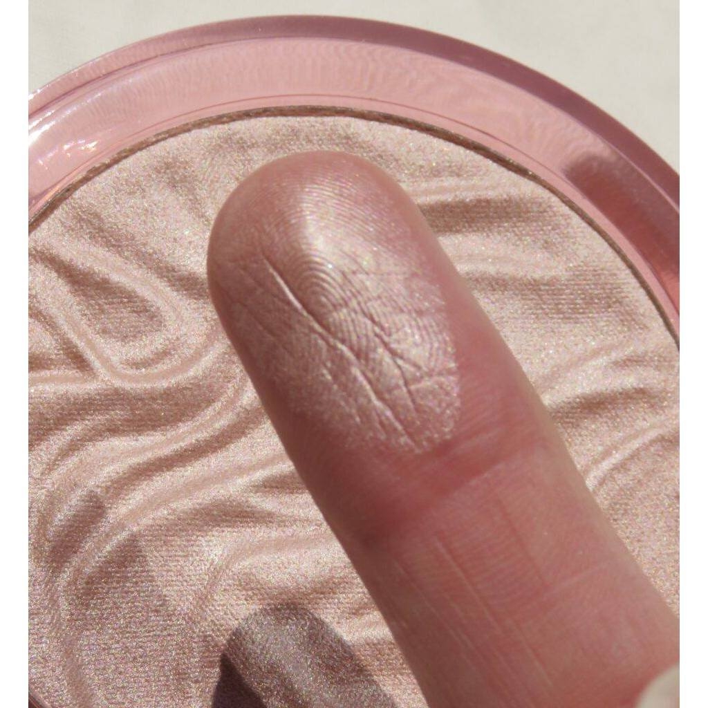 Phấn bắt sáng Essence Gimme Glow Luminous Powder Highlighter tạo điểm nhấn tự nhiên, mềm mịn cho da