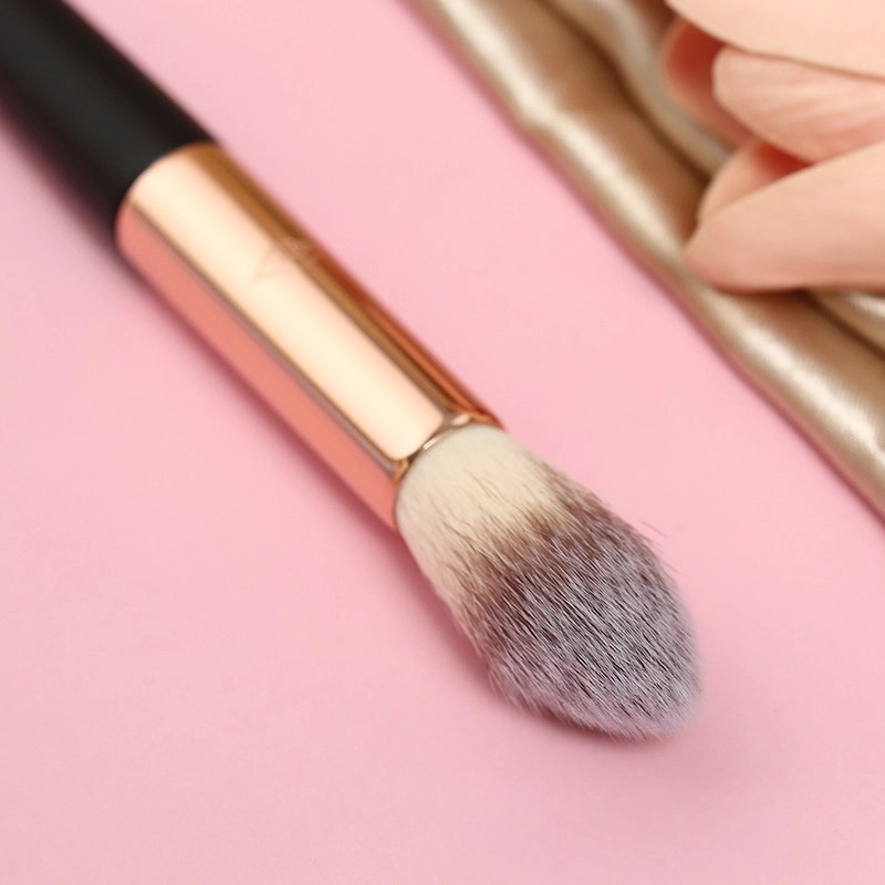Cọ Bắt Sáng Highlight Vacosi Tapered Highlighter Brush - M26