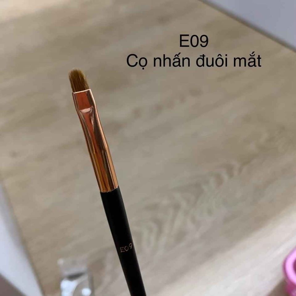 Cọ Nhấn Đuôi Mắt Vacosi Nhỏ - E09