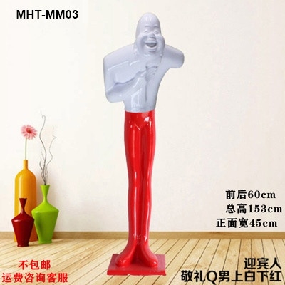 Tượng người cúi chào khách may mắn MHTMM