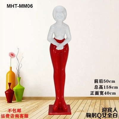 Tượng người cúi chào khách may mắn MHTMM