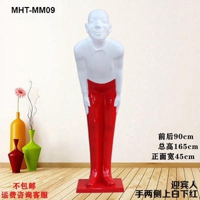 Tượng người cúi chào khách may mắn MHTMM