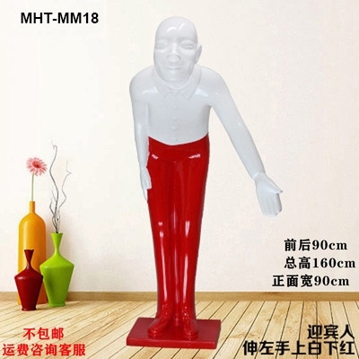 Tượng người cúi chào khách may mắn MHTMM