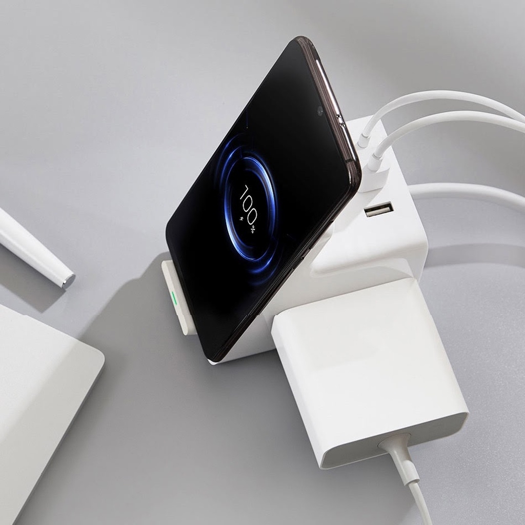 Ổ cắm điện tích hợp sạc không dây Xiaomi XMLSWXC2-10WQM gồm  3 cổng USB 18W, 2 ổ cắm điện 3 chấu, 1 sạc không dây 10w