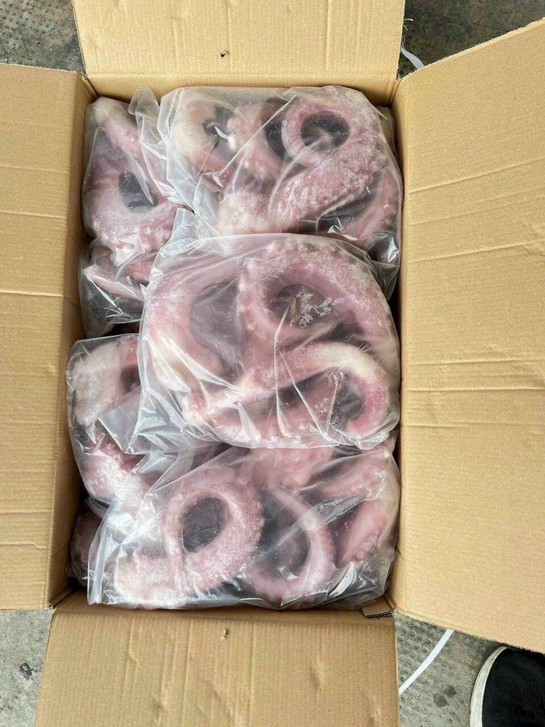 Râu tuộc TQ thùng trắng BD đỏ net 650gr (3-5 râu/kg) thùng 10kg