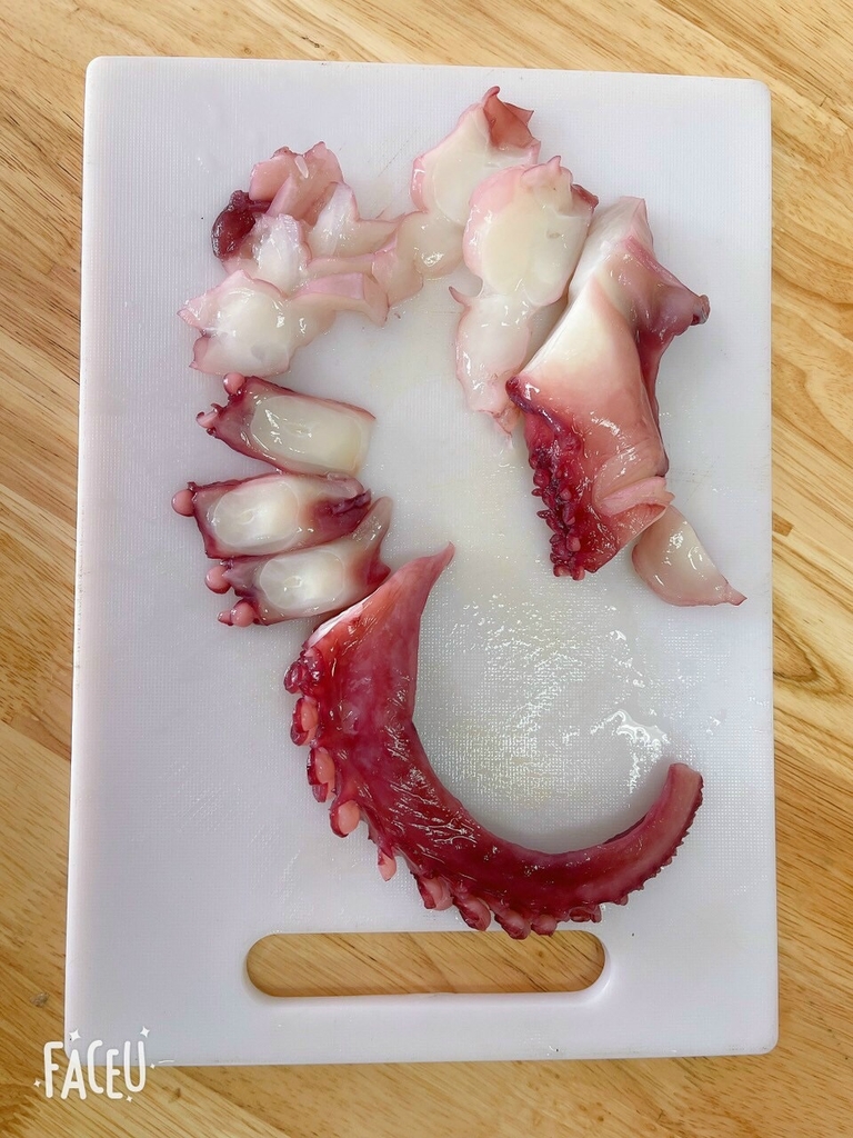 Râu tuộc túi 1 kg nét 650g ( 3-5 râu)