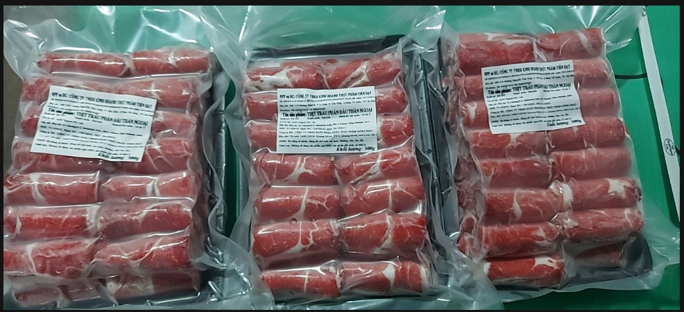 Thăn trâu thái cuộn khay 500g* 20 khay