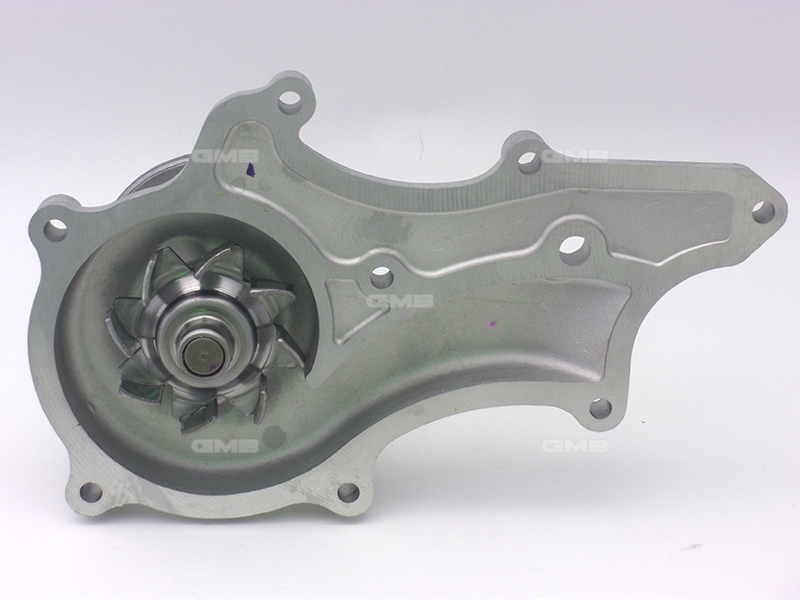 GWT64A Bơm Nước Toyota HILUX LAND CRUISER 2.4 (22R) 84-99 GMB - Japan