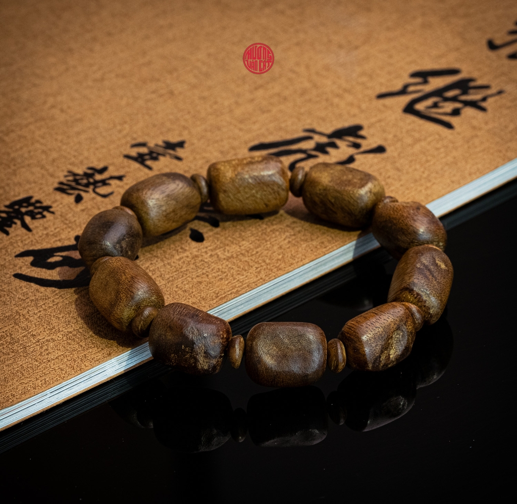 Vòng tay Trầm Hương cận chìm hàng xưa cho nam (size trung)