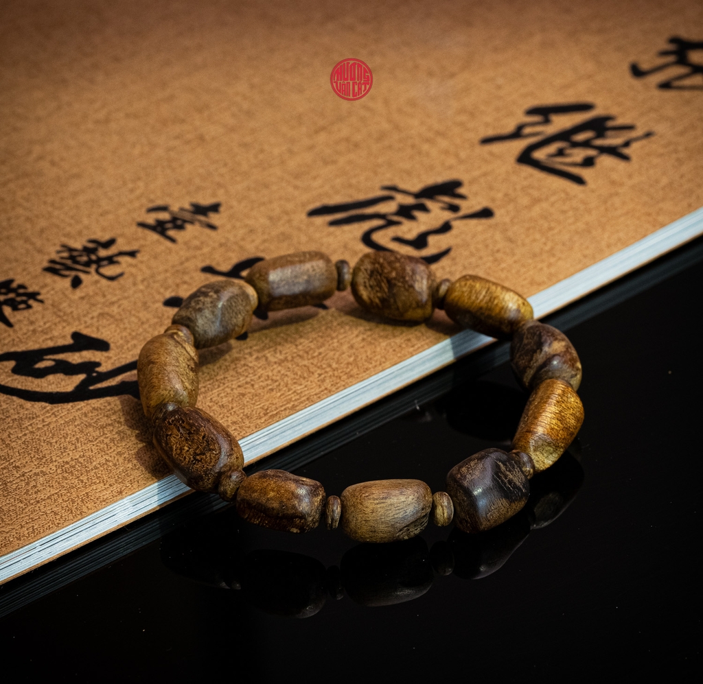 Vòng tay Trầm Hương cận chìm hàng xưa cho nữ