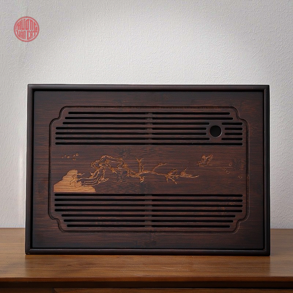Khay trà bằng tre đựng ấm chén dạng hộp khắc cành tùng ( 49x29cm )