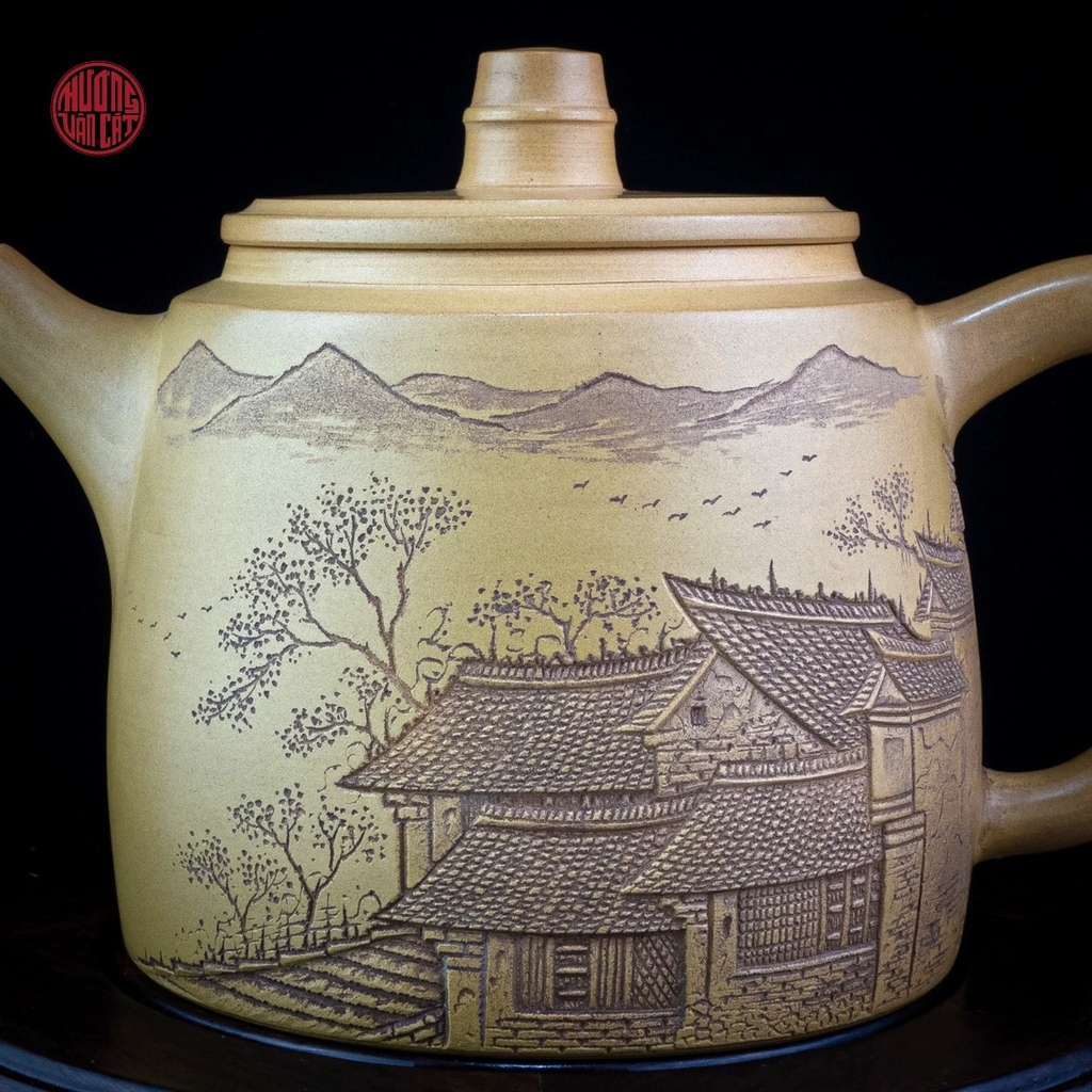 Ấm trà nê hưng dáng đức trung màu vàng khắc phố cổ