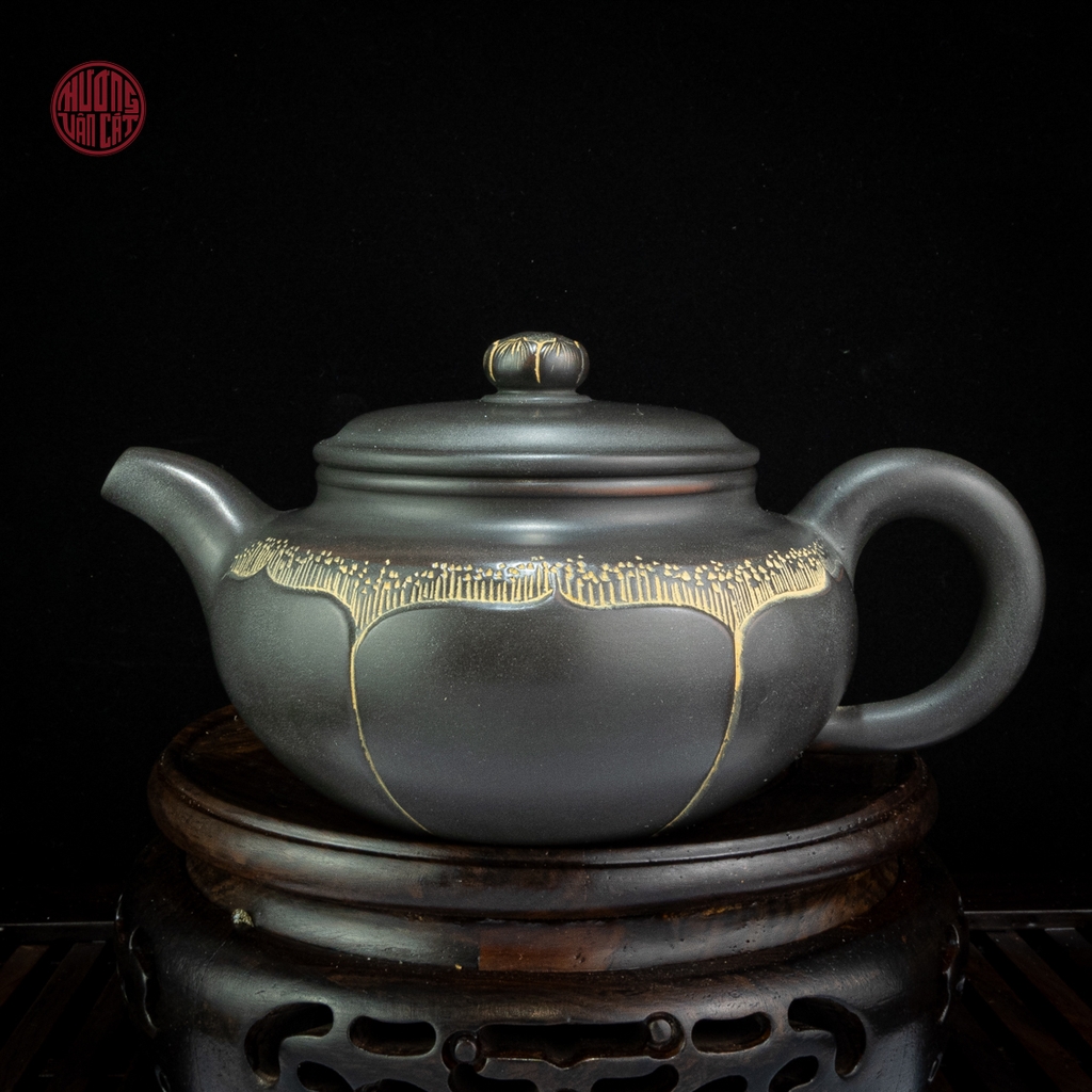 Ấm trà nê hưng dáng biển phúc đài sen màu đen