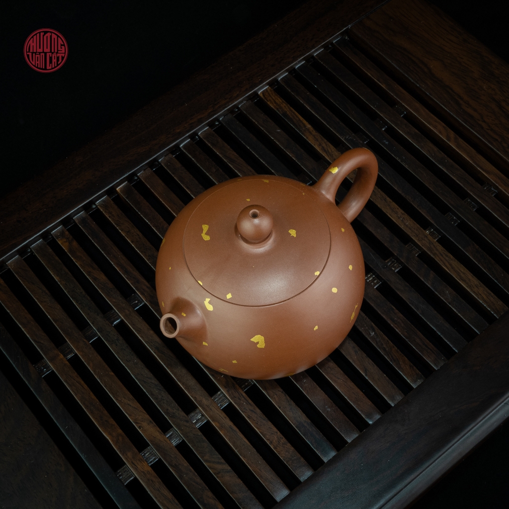 Ấm trà nê hưng dáng tây thi đốm vàng