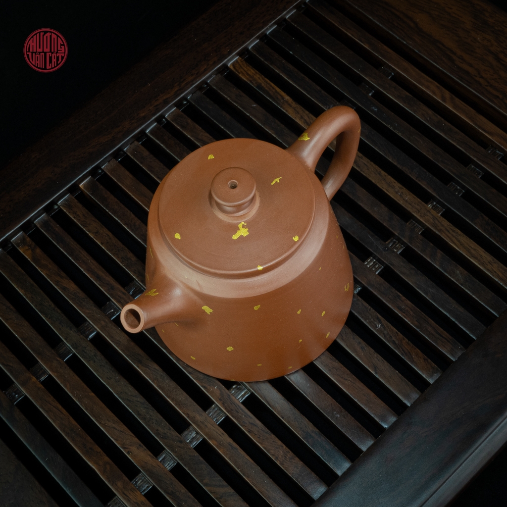 Ấm trà nê hưng dáng đức chung đốm vàng