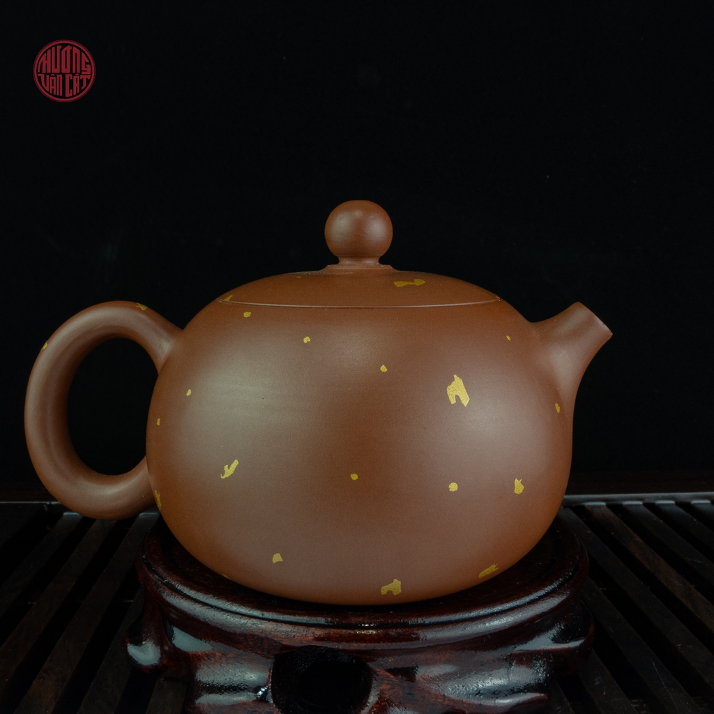 Ấm trà nê hưng dáng tây thi đốm vàng