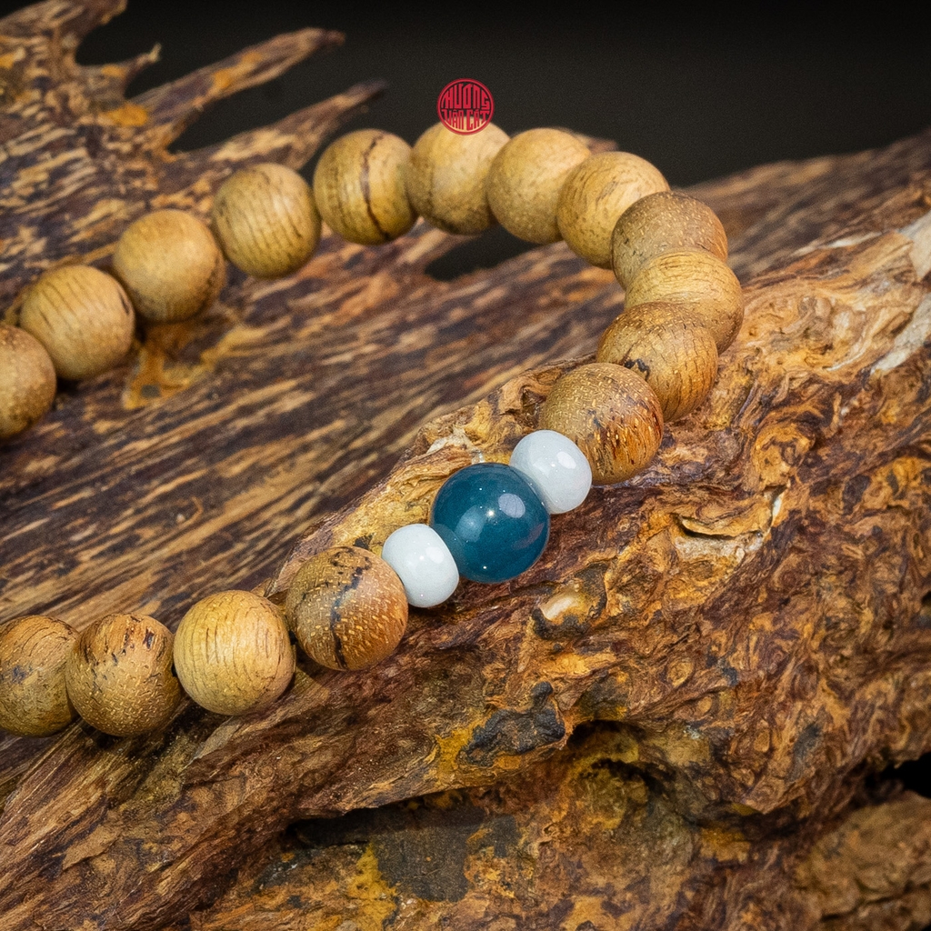 Vòng trầm hương tròn banh đỏ 8 li mix ngọc xanh