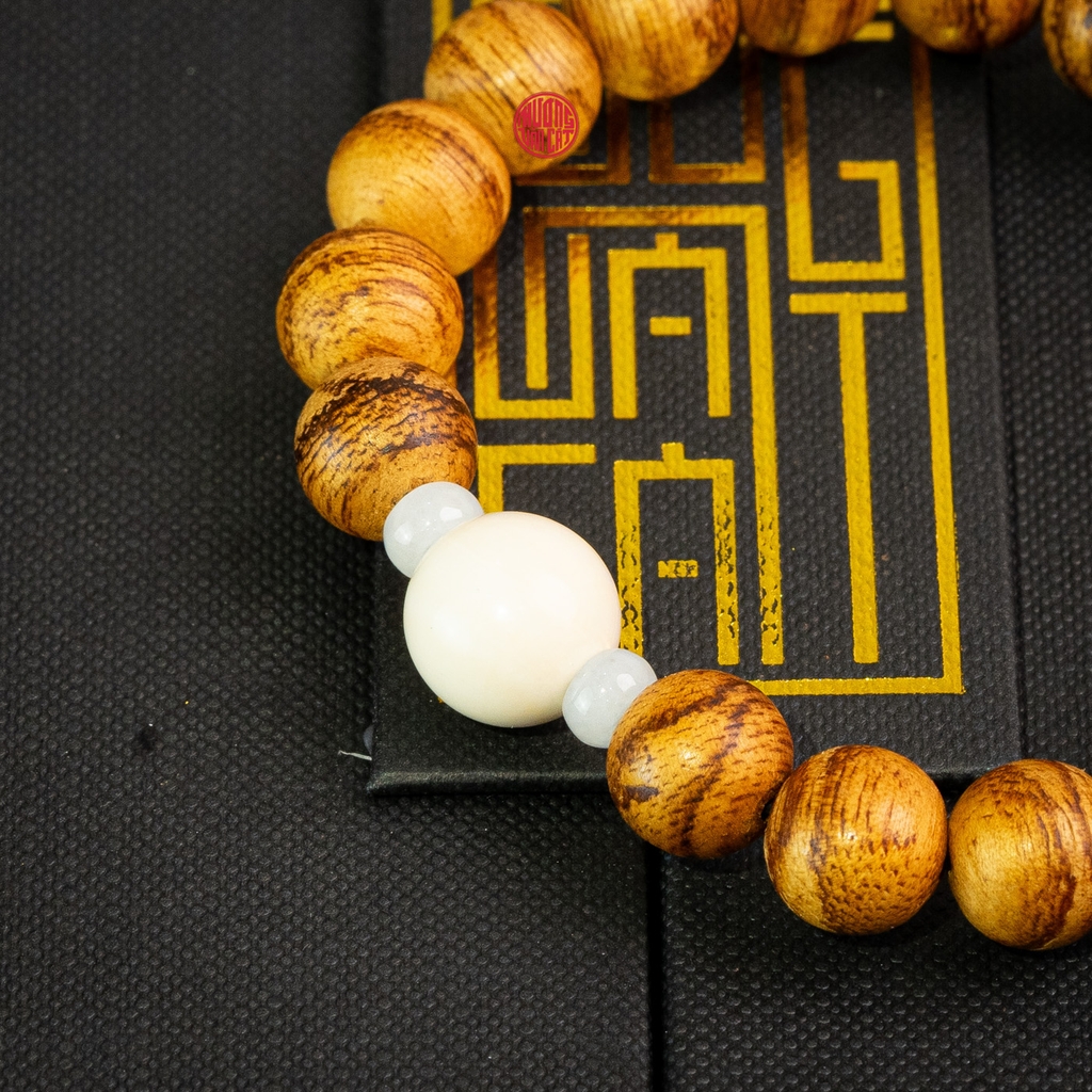 Vòng trầm hương tròn banh quầng 10 li mix ngọc trắng cao cấp