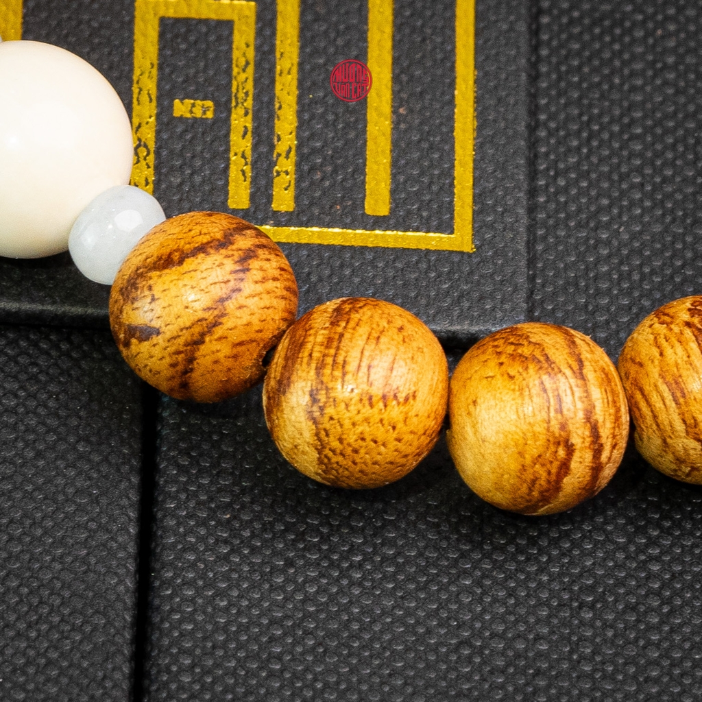 Vòng trầm hương tròn banh quầng 10 li mix ngọc trắng cao cấp