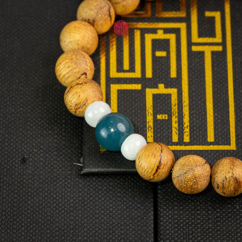 Vòng trầm hương tròn banh đỏ 8 li mix ngọc xanh