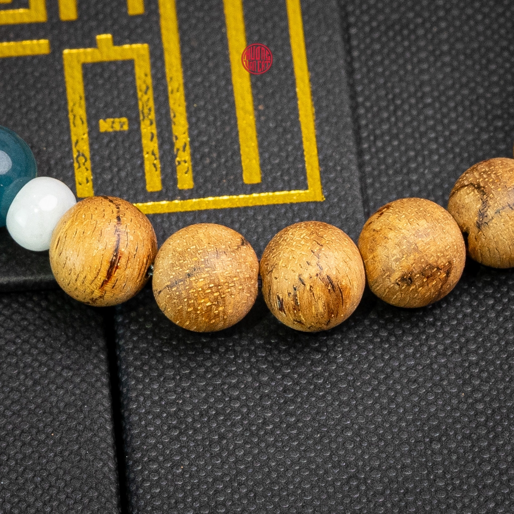 Vòng trầm hương tròn banh đỏ 8 li mix ngọc xanh