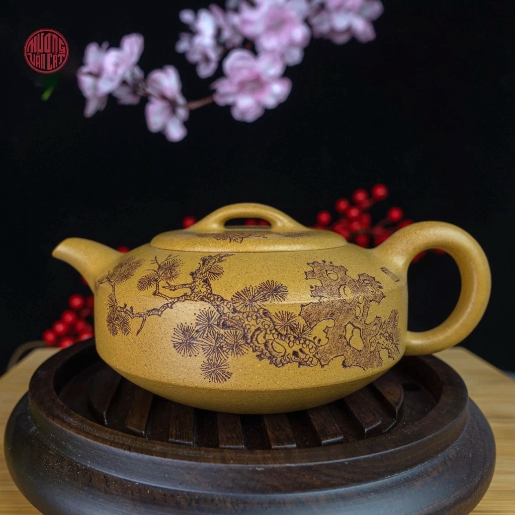 Ấm trà tử sa đoàn nê đất cũ khắc cành tùng