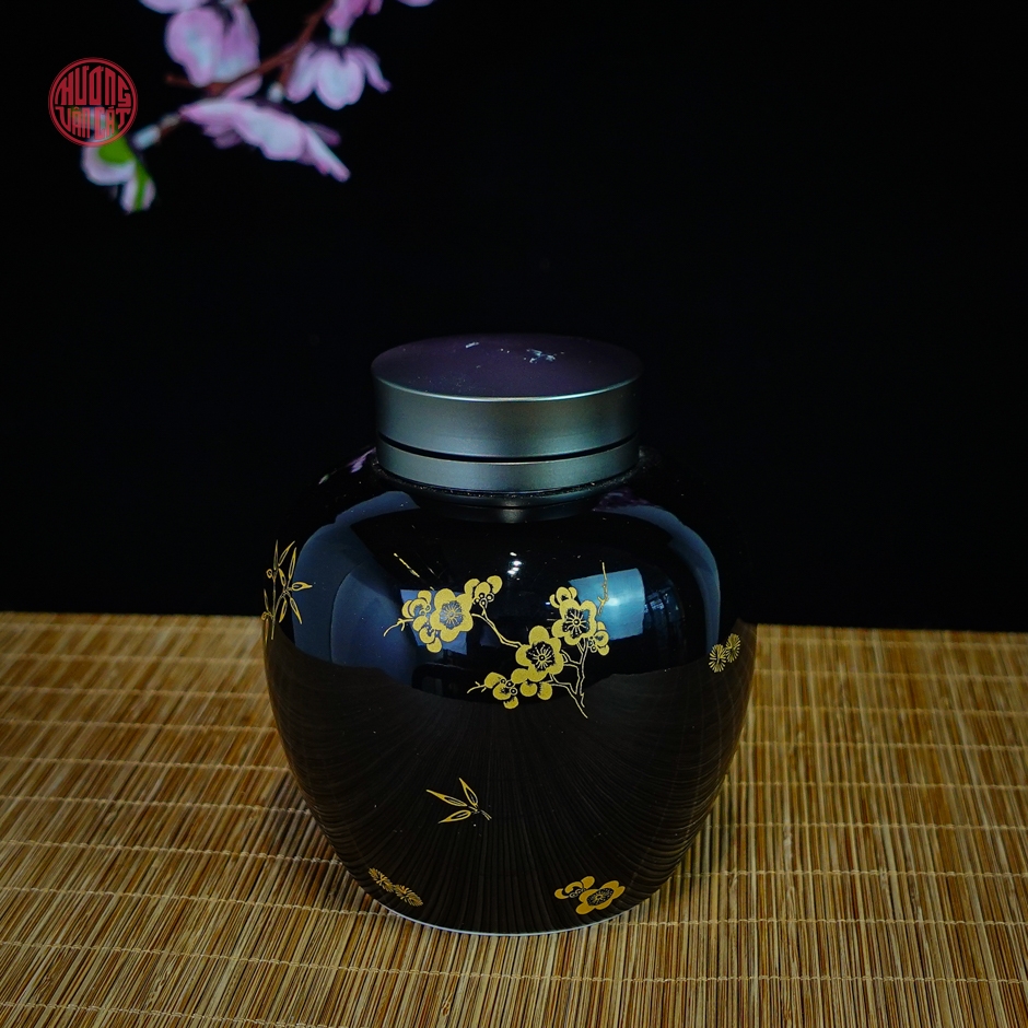 Hũ đựng trà sứ màu đen khắc hoa mai nắp xoáy ( 250ml )