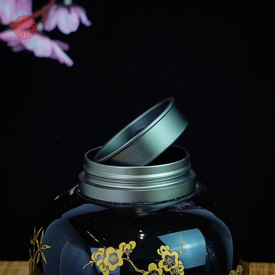 Hũ đựng trà sứ màu đen khắc hoa mai nắp xoáy ( 250ml )