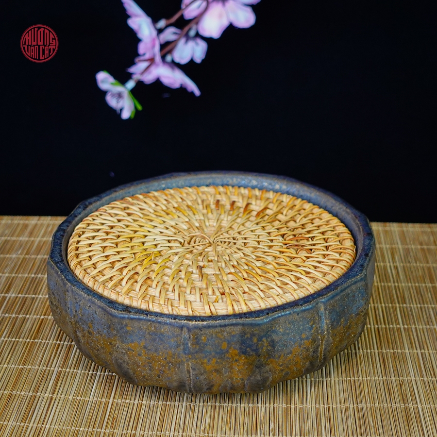Đế ấm trà gốm có miếng lót mây