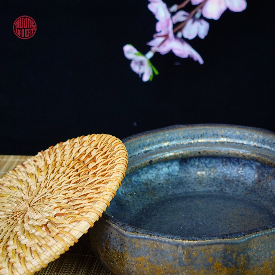 Đế ấm trà gốm có miếng lót mây
