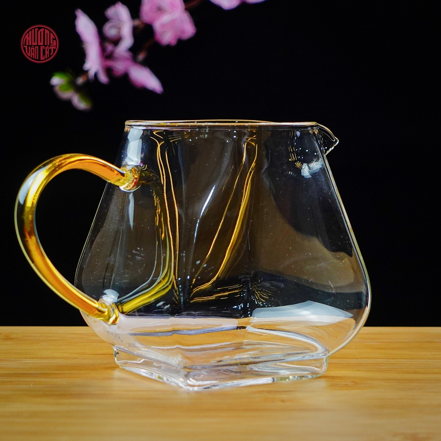 Chén tống trà thủy tinh đáy vuông quai vàng