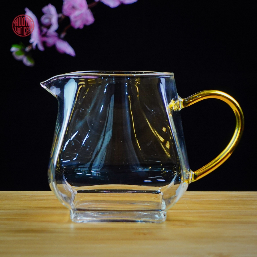 Chén tống trà thủy tinh đáy vuông quai vàng