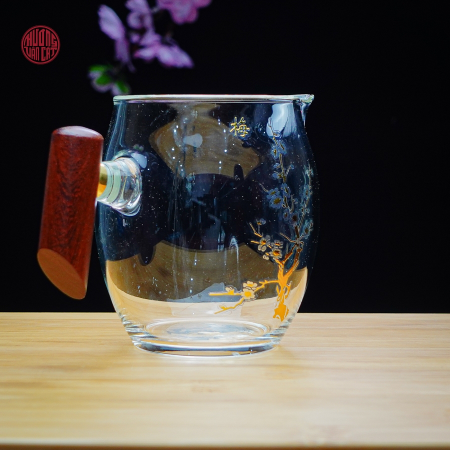 Chén tống trà thủy tinh quai gỗ họa đào