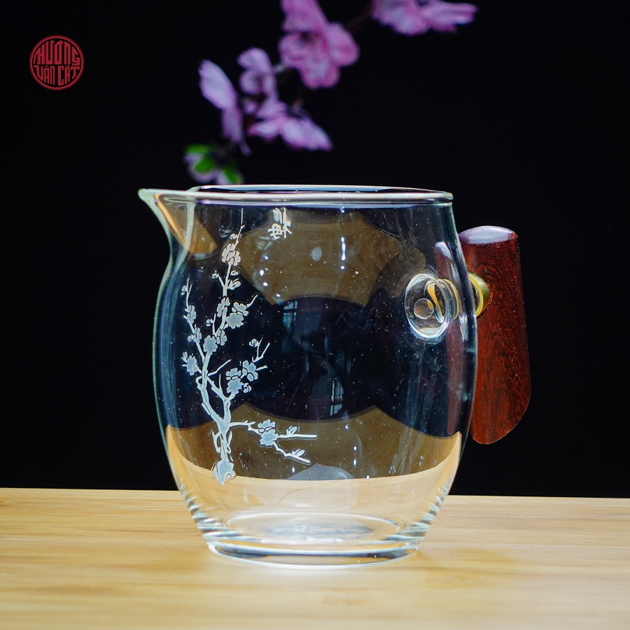 Chén tống trà thủy tinh quai gỗ họa đào