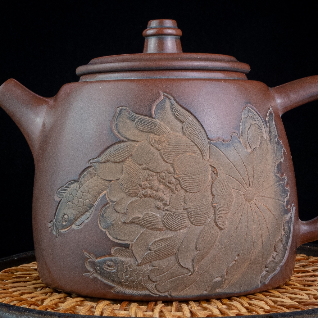 Ấm trà nê hưng Đức Trung khắc sen cá nâu to (350ml)