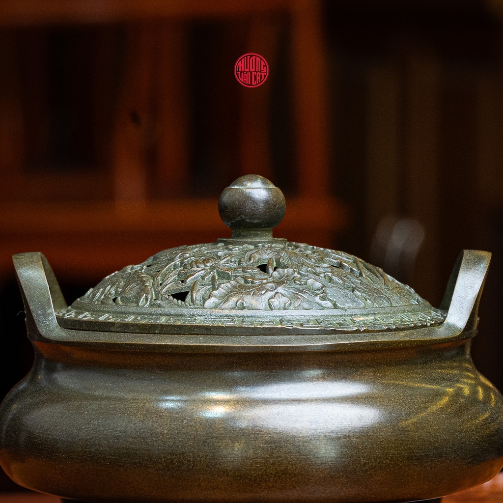 LƯ ĐỒNG CAO CẤP BA CHÂN NẮP HOA SEN