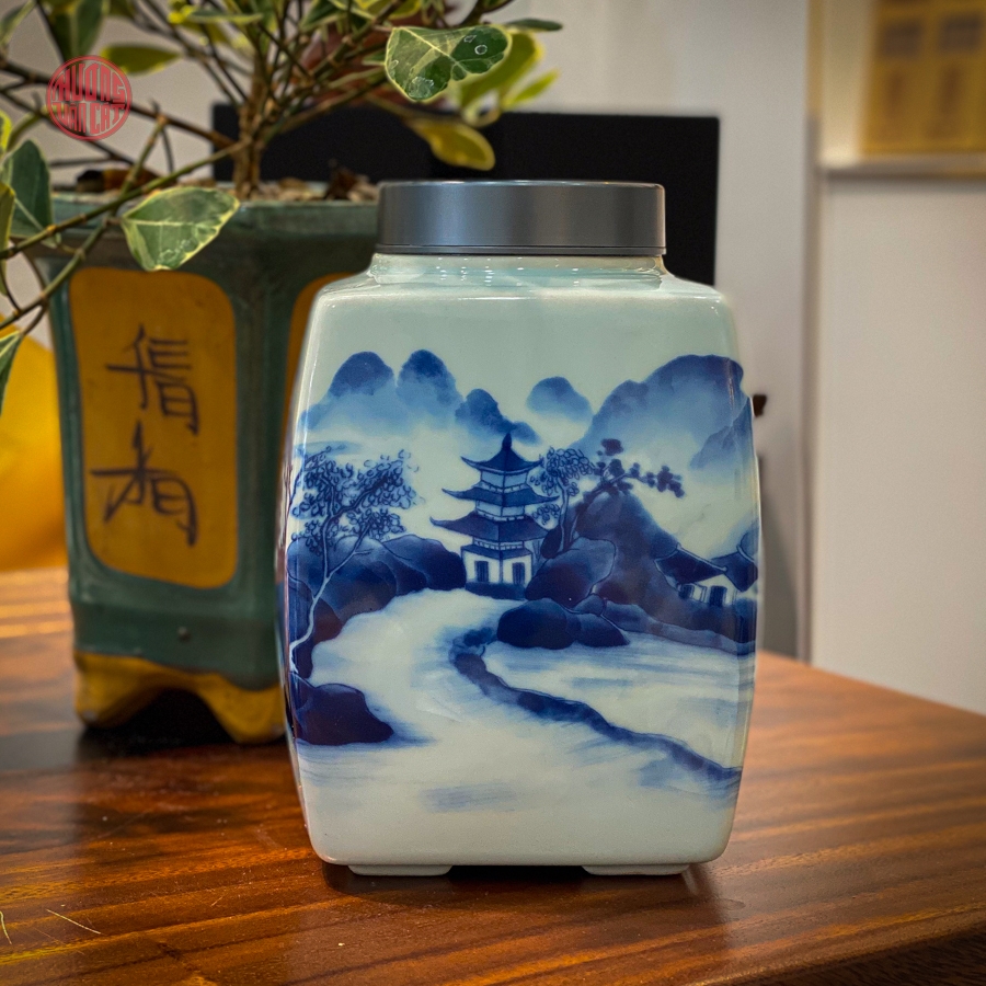 Hũ đựng trà sứ cảnh đức vẽ tay sơn thủy dáng vuông ( 1800ml )