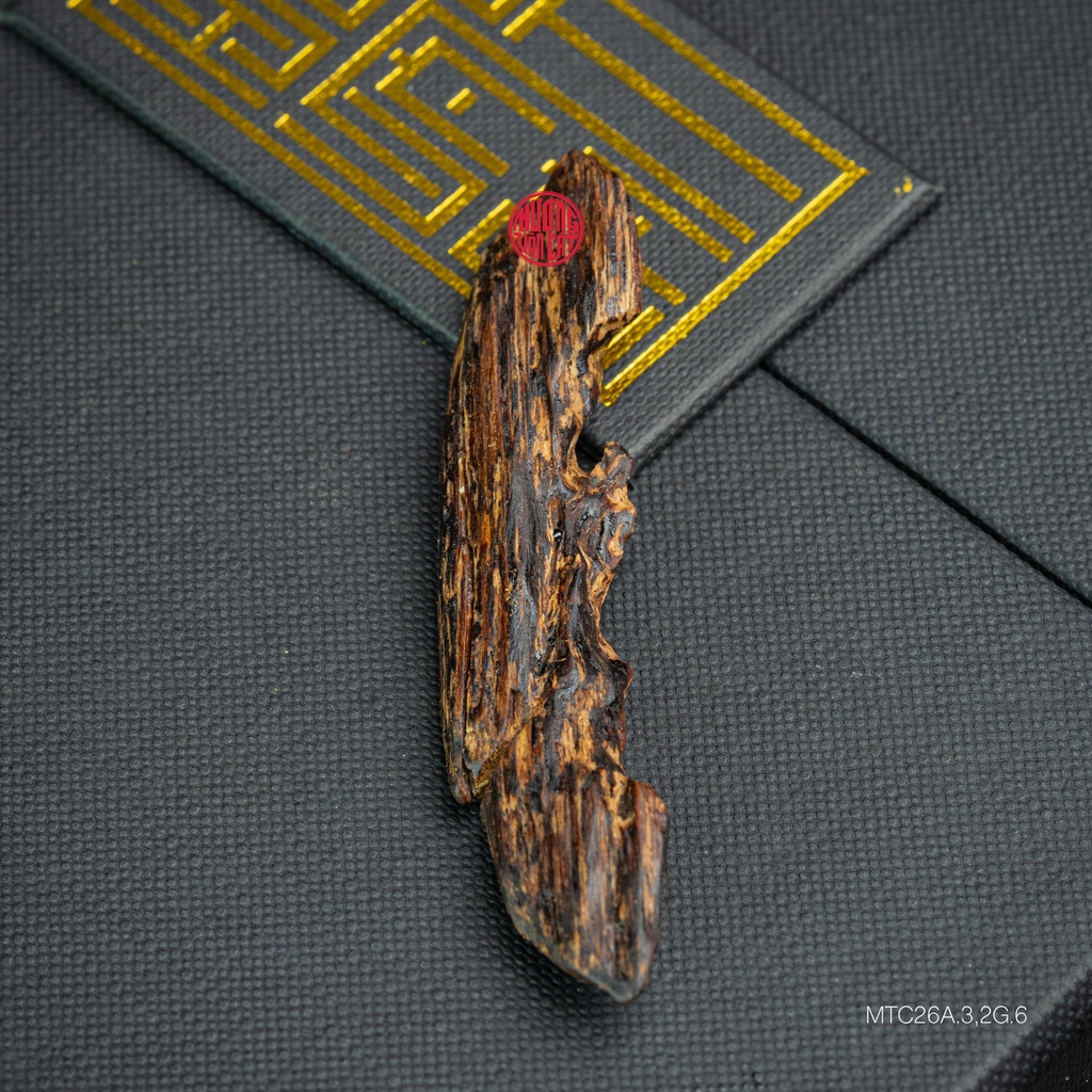 MẶT DÂY CHUYỀN TRẦM HƯƠNG CHÌM NƯỚC DÁNG TỰ NHIÊN (3,2G)