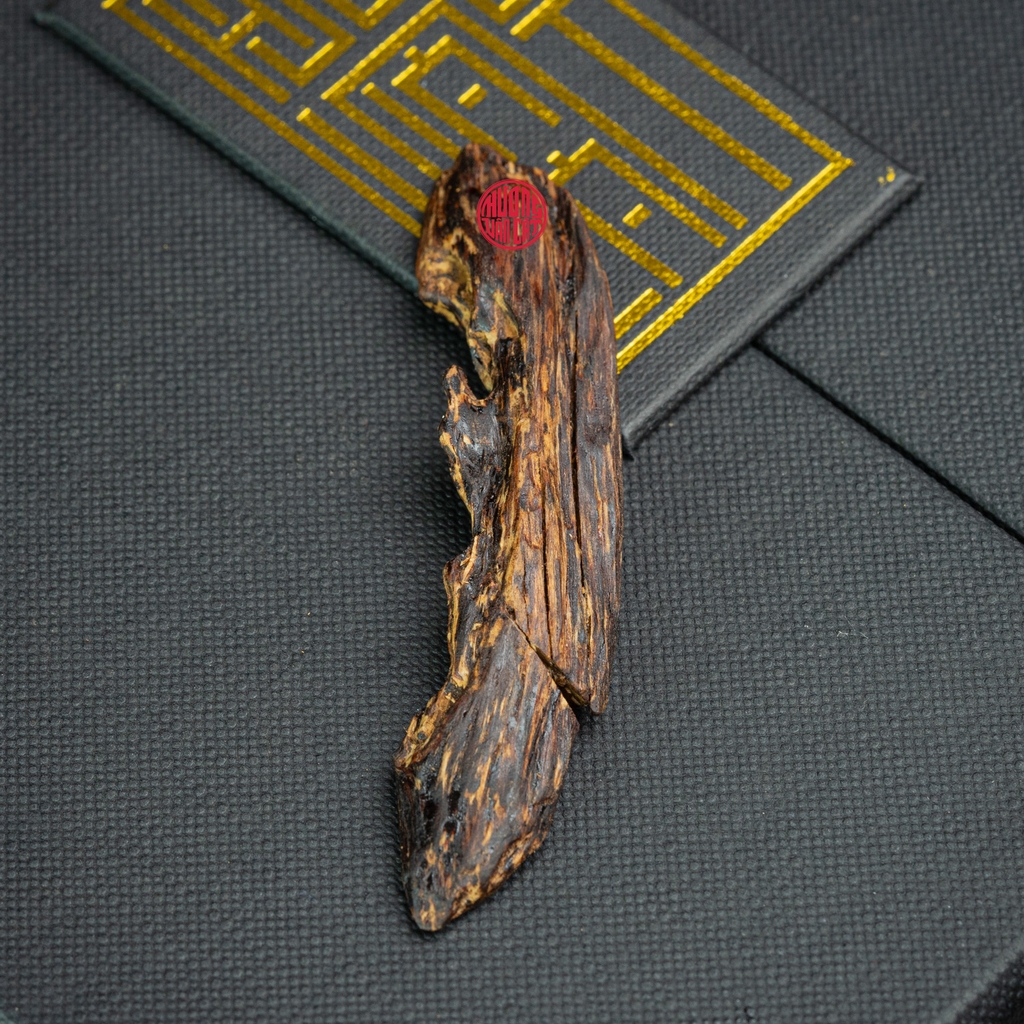 MẶT DÂY CHUYỀN TRẦM HƯƠNG CHÌM NƯỚC DÁNG TỰ NHIÊN (3,2G)