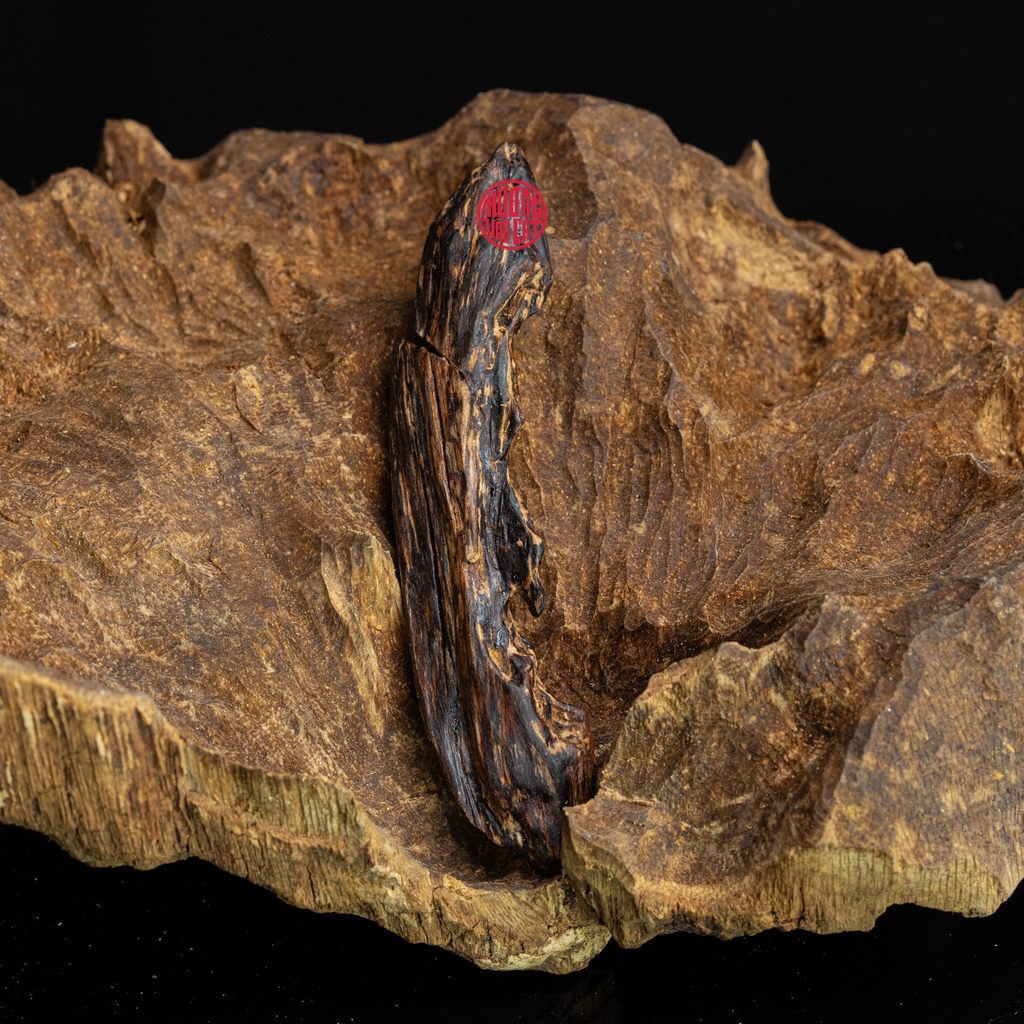 MẶT DÂY CHUYỀN TRẦM HƯƠNG CHÌM NƯỚC DÁNG TỰ NHIÊN (3,2G)