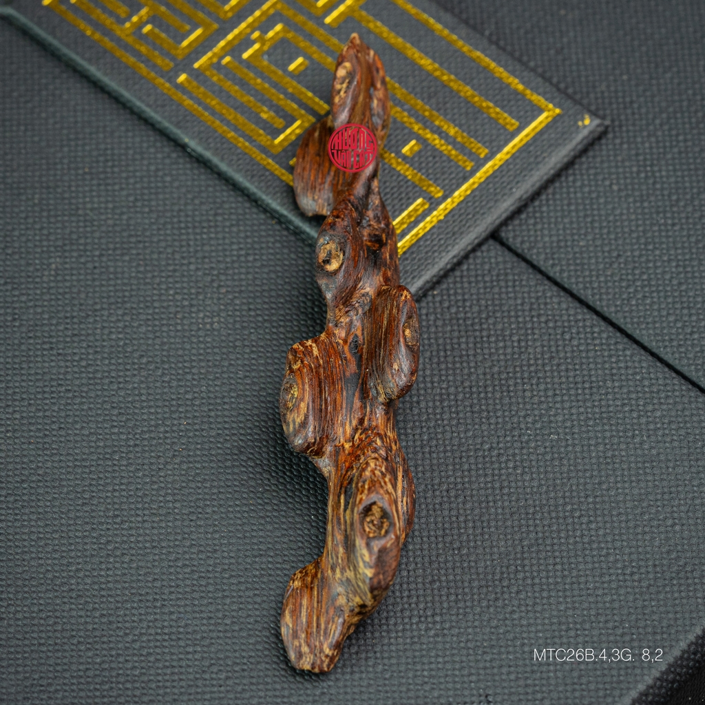 MẶT DÂY CHUYỀN TRẦM HƯƠNG CHÌM NƯỚC DÁNG TỰ NHIÊN (4,3G)