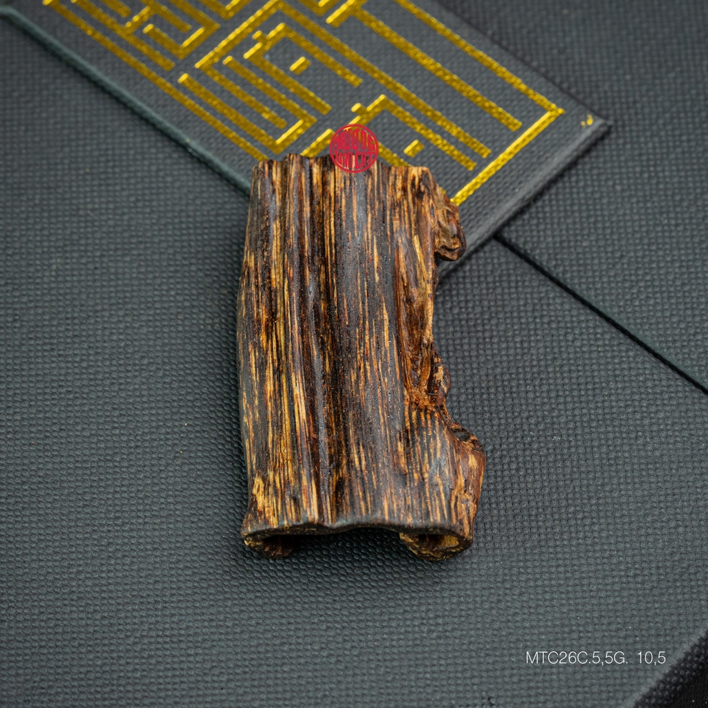 MẶT DÂY CHUYỀN TRẦM HƯƠNG CHÌM NƯỚC DÁNG TỰ NHIÊN (5,5G)