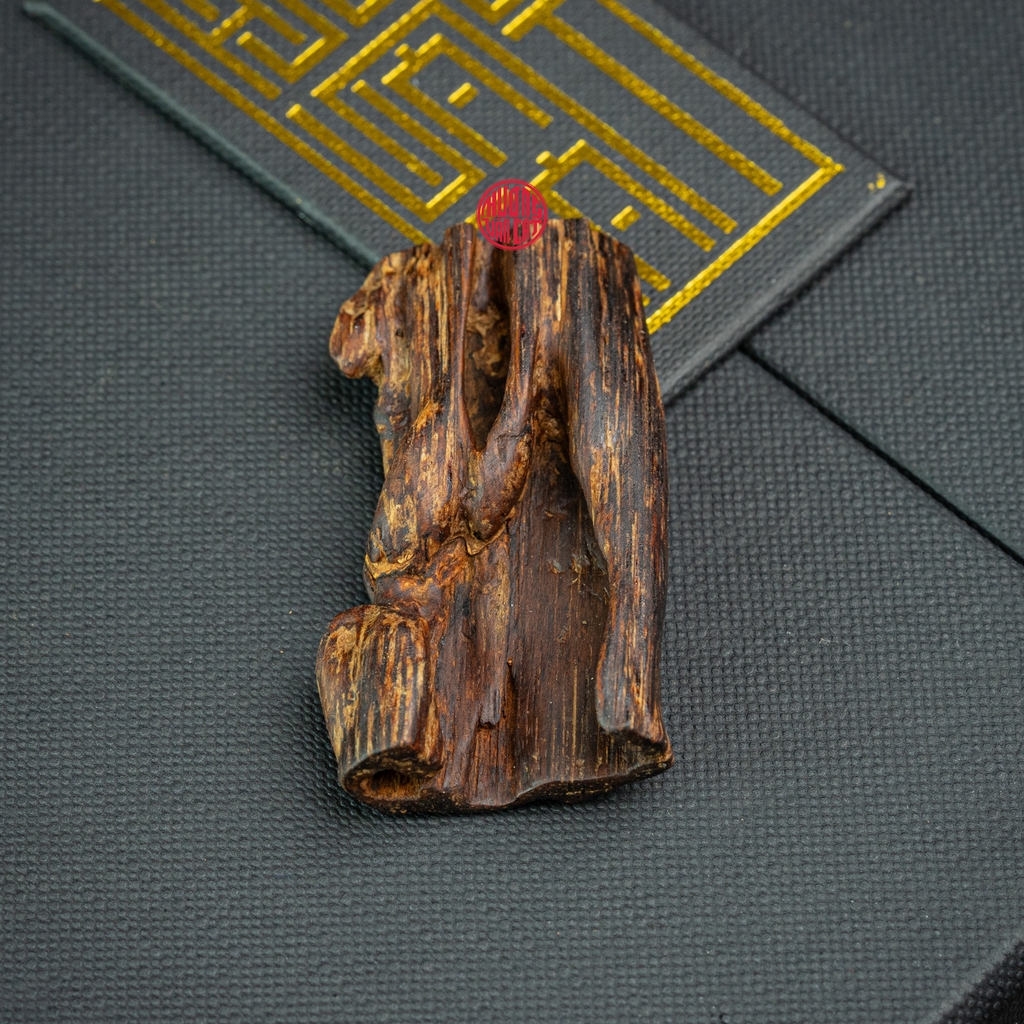 MẶT DÂY CHUYỀN TRẦM HƯƠNG CHÌM NƯỚC DÁNG TỰ NHIÊN (5,5G)