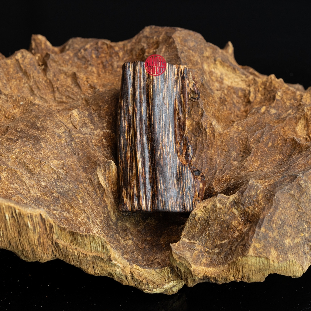 MẶT DÂY CHUYỀN TRẦM HƯƠNG CHÌM NƯỚC DÁNG TỰ NHIÊN (5,5G)