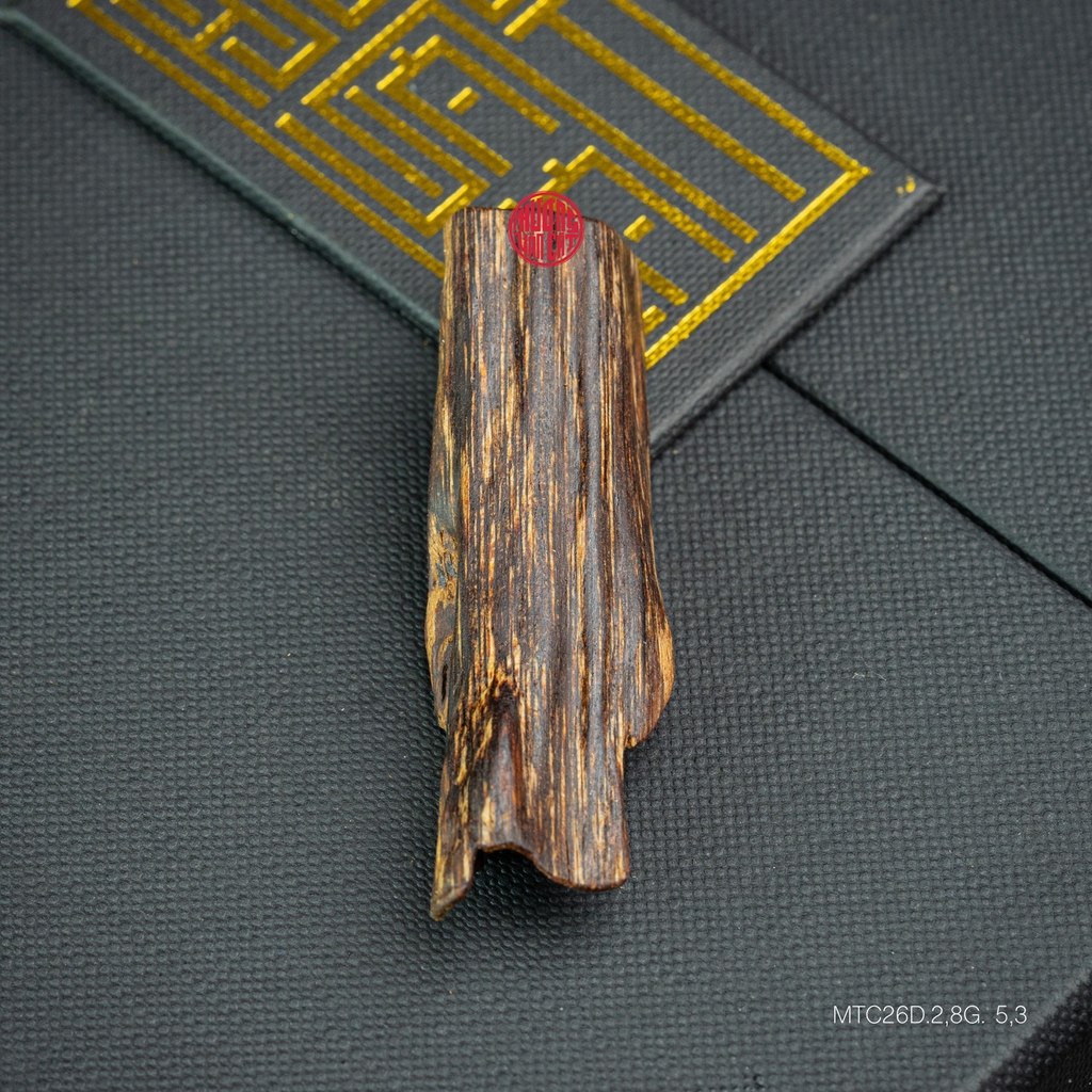 MẶT DÂY CHUYỀN TRẦM HƯƠNG CHÌM NƯỚC DÁNG TỰ NHIÊN (2,8G)