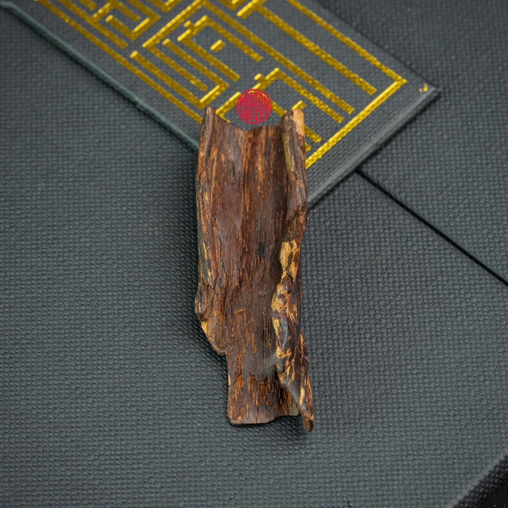 MẶT DÂY CHUYỀN TRẦM HƯƠNG CHÌM NƯỚC DÁNG TỰ NHIÊN (2,8G)