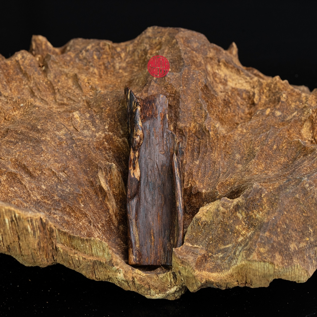 MẶT DÂY CHUYỀN TRẦM HƯƠNG CHÌM NƯỚC DÁNG TỰ NHIÊN (2,8G)